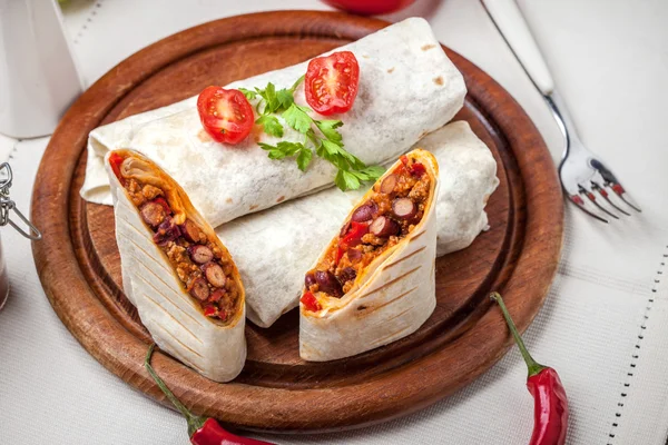 Burritos filled wiht minced meat, bean and vegetables. — Stock Photo, Image