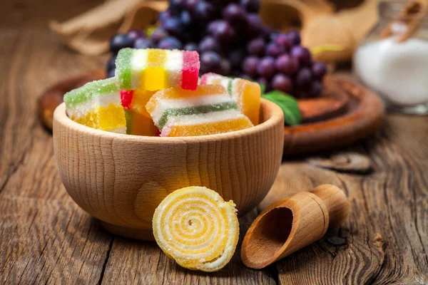 Caramelle colorate gelatina in ciotola di legno . — Foto Stock