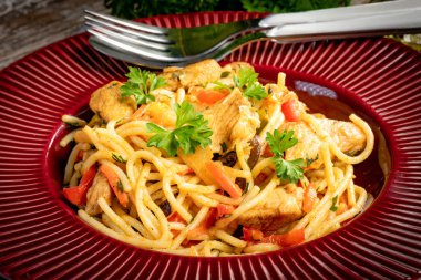 Tavuk ve sebzeli kızarmış erişte. Tavuk chow mein.