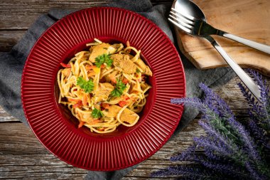 Tavuk ve sebzeli kızarmış erişte. Tavuk chow mein.