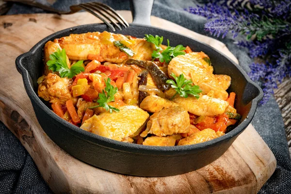 Pollo Frito Con Verduras Una Sartén Hierro Fundido — Foto de Stock