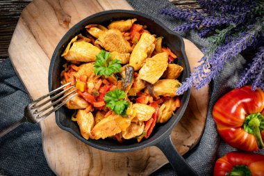 Dökme demir tavada sebzeli kızarmış tavuk..