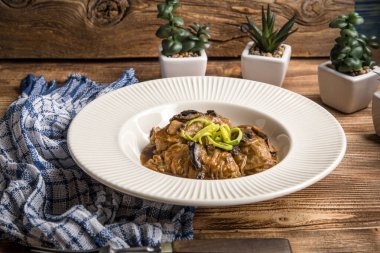 Dolması Lahana yaprakları kıyma ve mantar soslu pilav.