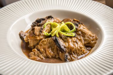 Dolması Lahana yaprakları kıyma ve mantar soslu pilav.