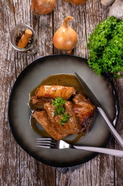 Tabakta pişmiş domuz pirzolası..