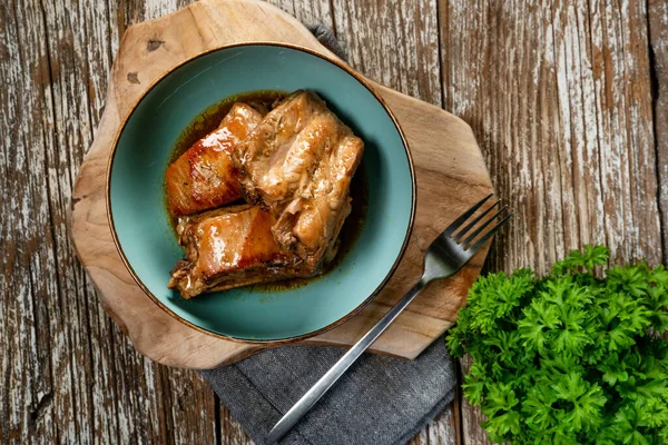 용기에 담아서 돼지고기남은 — 스톡 사진