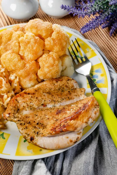 Fried Chicken Breast Served Boiled Cauliflower Salad — Stock Photo, Image