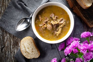Tavuk midesi ve sebzelerden yapılmış sıcak işkembe çorbası. Üst görünüm.