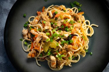 Tavuk ve sebzeli kızarmış erişte. Tavuk chow mein.