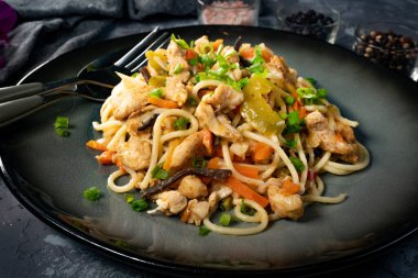 Tavuk ve sebzeli kızarmış erişte. Tavuk chow mein.