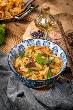 Tavuk ve sebzeli kızarmış erişte. Tavuk chow mein.