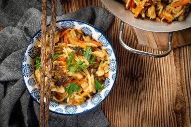 Tavuk ve sebzeli kızarmış erişte. Tavuk chow mein.