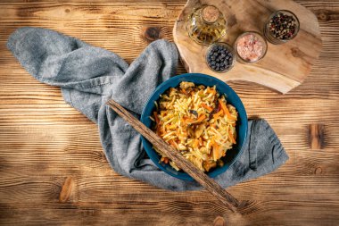 Tavuk ve sebzeli kızarmış erişte. Tavuk chow mein.