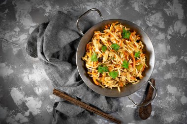 Tavuk ve sebzeli kızarmış erişte. Tavuk chow mein.