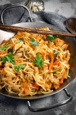 Tavuk ve sebzeli kızarmış erişte. Tavuk chow mein.