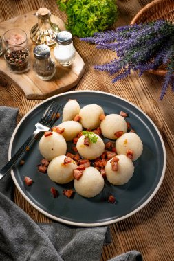 Kızarmış soğan ve grev otu ile doldurulmuş patates köftesi..