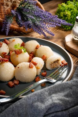 Kızarmış soğan ve grev otu ile doldurulmuş patates köftesi..