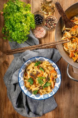 Tavuk ve sebzeli kızarmış erişte. Tavuk chow mein.