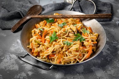 Tavuk ve sebzeli kızarmış erişte. Tavuk chow mein.