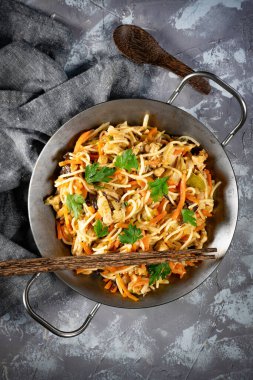 Tavuk ve sebzeli kızarmış erişte. Tavuk chow mein.