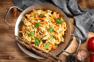 Tavuk ve sebzeli kızarmış erişte. Tavuk chow mein.