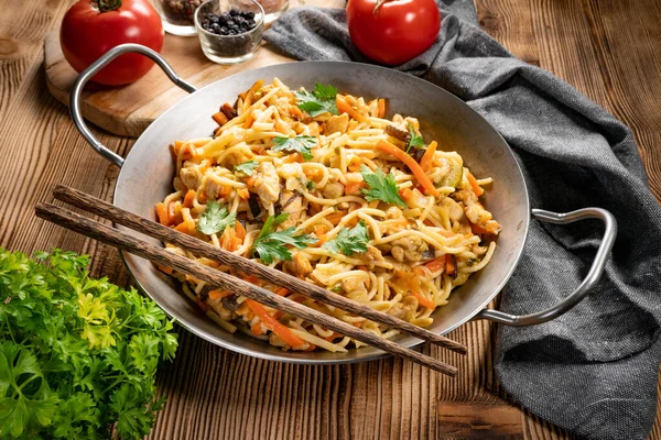 Stekta Nudlar Med Kyckling Och Grönsaker Kyckling Chow Mein — Stockfoto