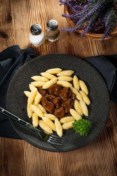 Guisado Carne Molho Servido Com Bolinhos Batata — Fotografia de Stock