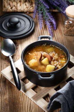 Geleneksel Rus ekşi lahana çorbası ahşap masada. Seçici odak.