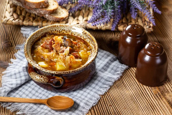 木製のテーブルの上に伝統的なロシアのサワーキャベツスープ 選択的焦点 — ストック写真