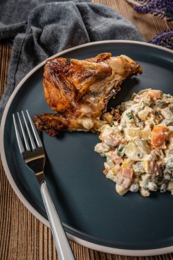 Geleneksel Rus salatasıyla servis edilen kızarmış tavuk. Lezzetli ve besleyici bir yemek..