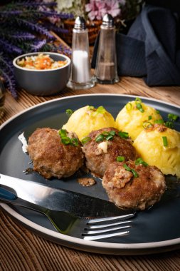 Peynirli köfte ve tabakta haşlanmış patates..