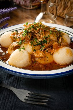 Hindi ve sucuk soslu hamur tatlısı..