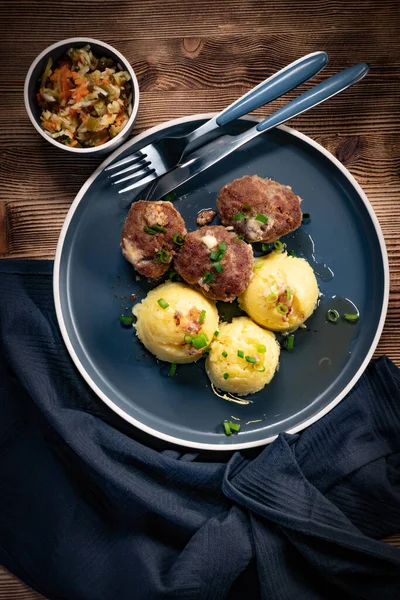 Boulettes Viande Fromage Servies Avec Des Pommes Terre Bouillies Dans — Photo