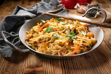 Tavuk ve sebzeli kızarmış erişte. Tavuk chow mein.