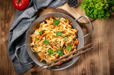 Tavuk ve sebzeli kızarmış erişte. Tavuk chow mein.