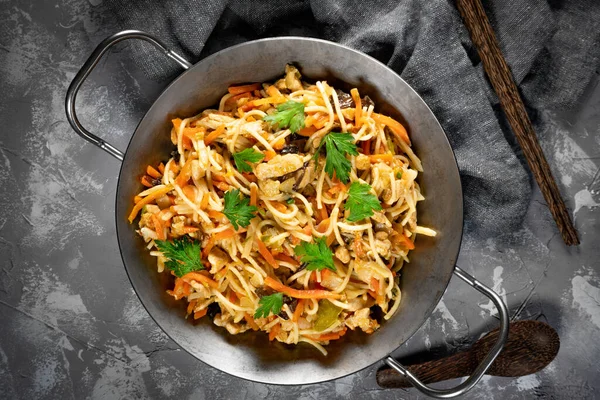 Tavuk ve sebzeli kızarmış erişte. Tavuk chow mein.