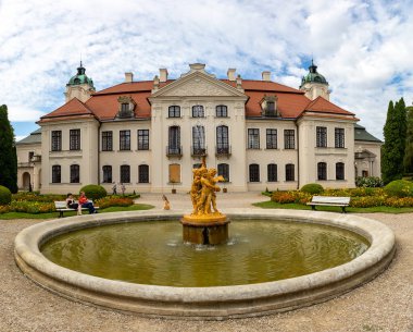 KOZLOWKA, POLAND 26 AĞUSTOS 2020: Rokoko ve neoklasik saray kompleksi Polonya 'nın doğusundaki Lublin yakınlarında Kozlowka' da yer almaktadır.. 
