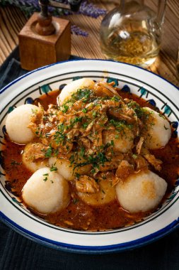 Hindi ve sucuk soslu hamur tatlısı..