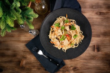 Tavuk ve sebzeli kızarmış erişte. Tavuk chow mein.