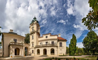 KOZLOWKA, POLAND - 26 Ağustos 2020: Rococo and neoklasik saray kompleksi Lublin yakınlarındaki Kozlowka, Polonya. 