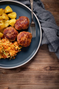 Tabakta patates kızartmasıyla servis edilen köfteler..