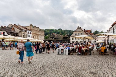 KAZIMIERZ DOLNY, POLAND 23 AĞUSTOS 2020: eski kasaba meydanında turistler. St. Christopher ve St. Nicholas 'ın görülebilir rönesans şehirleri.