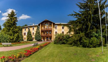 NALECZOW, POLAND - 24 AĞUSTOS 2020: Spa Park 'ta bulunan Duke Joseph Sanatoryumu. Bilinen Polonyalı Sağlık Merkezi 13. yüzyılda kurulmuştur..