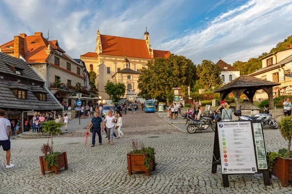 Dolnia Kazimierz Polônia Agosto 2020 Turistas Praça Cidade Velha Igreja — Fotografia de Stock