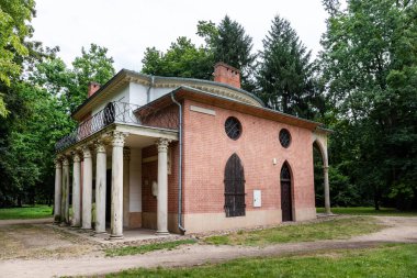 PULAWY, POLAND - 25 Ağustos 2020: saray parkındaki Gotik Ev. Pulawy 'deki Czartoryski Barok Sarayı.