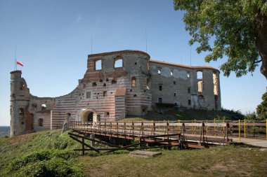 JANOWIEC, POLAND - 30 AĞUSTOS 2020: Rönesans Kalesinin kalıntıları 