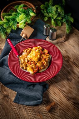 Erişteli tavuk ve kırmızı tabakta salata..