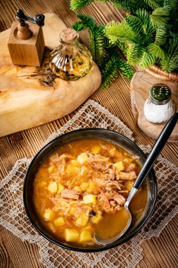 Geleneksel Rus çorbası, ahşap masada lahana..