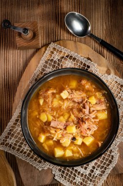 Geleneksel Rus lahana çorbası ahşap masada. Üst görünüm.