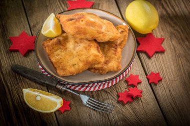 Kızarmış morina dilimleri ve ekmek kırıntıları. Küçük alan derinliği.